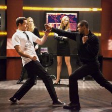 Zachary Levi si difende da Isaiah Mustafa nell'episodio Chuck Versus The A-Team