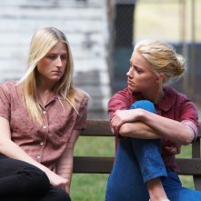 Amber Heard con Mamie Gummer in una scena di The Ward