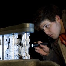 David Blue esamina l'oggetto alieno in una scena dell'episodio Deliverance di Stargate Universe