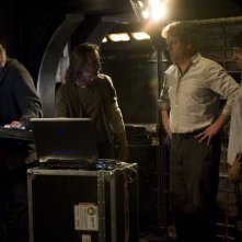 David Blue, Robert Carlyle, Peter Kelamis e Patrick Gilmore discutono nell'episodio Deliverance di Stargate Universe