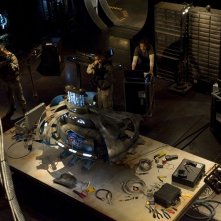 I soldati puntano le armi contro un oggetto alieno nell'episodio Deliverance di Stargate Universe