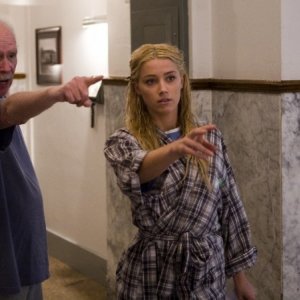 Il regista John Carpenter con Amber Heard sul set di The Ward