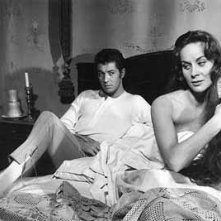 Alida Valli accanto Farley Granger in una scena di Senso