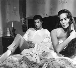 Alida Valli accanto Farley Granger in una scena di Senso