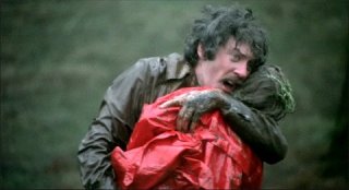 Donald Sutherland in una scena drammatica di A Venezia... un dicembre rosso shocking