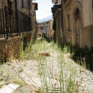 Il centro storico di Poggio Picenze nel film Ju tarramutu