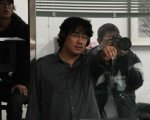 Bong Joon-ho guida la protesta contro polizia e media dopo il suicidio dell'attore Lee Sun-kyun