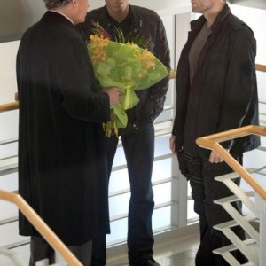 John Noble, Kirk Acevedo e Seth Gabel nell'episodio Bloodline di Fringe