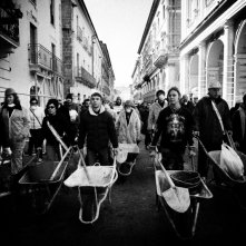 Manifestazione delle carriole a L'Aquila nel film Ju tarramutu