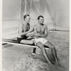 Randolph Scott e Cary Grant in piscina insieme, una delle foto che sollevarono chiacchiere in merito all'omosessualità dei due attori