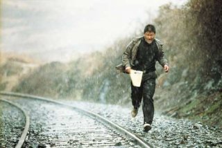 Song Kang-ho in una scena di Memories of Murder