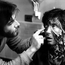 Griffin Dunne si lascia truccare da Rick Baker sul set di Un lupo mannaro americano a Londra