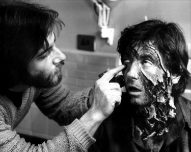 Griffin Dunne si lascia truccare da Rick Baker sul set di Un lupo mannaro americano a Londra