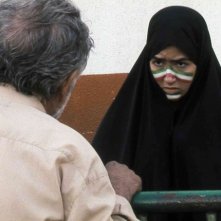 Nazanin Sedighzadeh e Golnaz Farmani una scena del film di Jafar Panahi 'Offside'