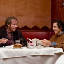 Rhys Ifans e Ben Stiller ne Lo stravagante mondo di Greenberg