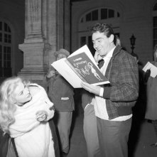 Walter Chiari con Anita Ekberg nel 1959 - tratta dal libro Walter Chiari, un animale da palcoscenico di Michele Sancisi, Mediane editore