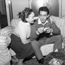 Walter Chiari con sua mamma, nel '57 - tratta dal libro Walter Chiari, un animale da palcoscenico di Michele Sancisi, Mediane editore