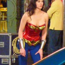 Adrianne Palicki con il costume di Wonder Woman durante le riprese della nuova serie