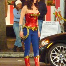 Adrianne Palicki sfoggia il costume già modificato di Wonder Woman durante le riprese della serie