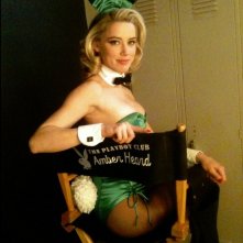Amber Heard in posa da coniglietta di Playboy sul set della serie dedicata ai Playboy Club.
