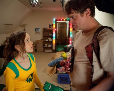 Ellen Page con Rainn Wilson nel film Super