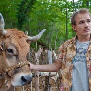 Jesse Johnson in una scena della commedia ¿Para qué sirve un oso?