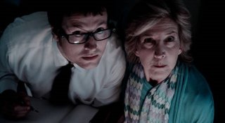 Leigh Whannell e Lin Shaye nel film Insidious