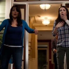 Neve Campbell ed Emma Roberts sono terrorizzate in Scream 4