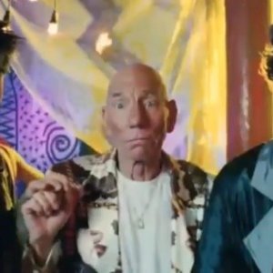 Pete Postlethwaite tra Ben Barnes e Robert Sheehan nel film Killing Bono