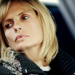 Primo piano di Isabella Ferrari nel dramma tv Storia di Laura