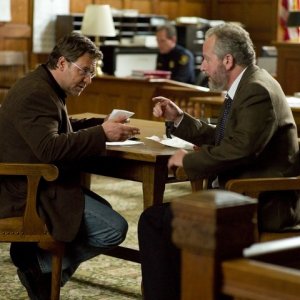 Russell Crowe e Daniel Stern in una scena del film The Next Three Days