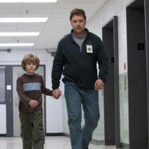 Russell Crowe e il piccolo Ty Simpkins nel film The Next Three Days