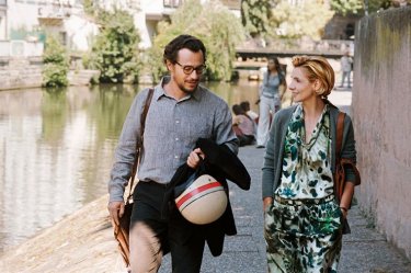 Stefano Accorsi e Clotilde Courau nel film Tous les soleils