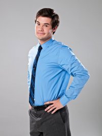 Adam Devine in un'immagine promozionale della serie Workaholics