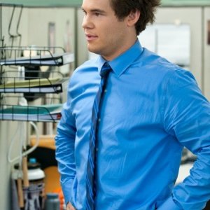 Adam Devine in una scena della serie Workaholics