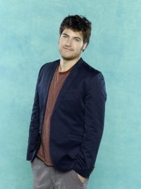 Adam Pally è Max in una foto promozionale della serie Happy Endings