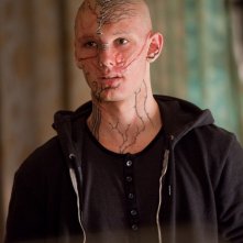Alex Pettyfer nel film Beastly, dopo essere stato orribilmente trasformato da una strega
