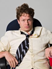 Anders Holm in un'immagine promozionale della serie Workaholics