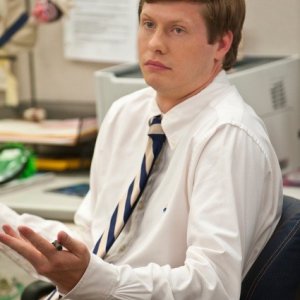 Anders Holm in una scena della serie Workaholics