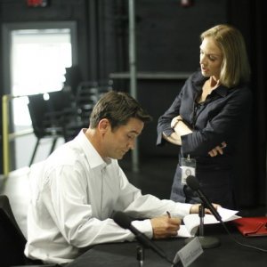 Billy Campbell e Kristin Lehman nella serie The Killing