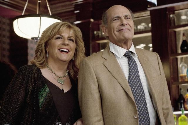 Caroline Aaron ed Alan Rachins nell'episodio Mein Coming Out di Happy Endings