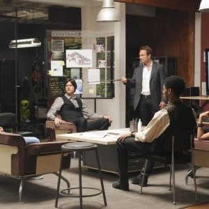 Christian Slater in una scena della serie Breaking In