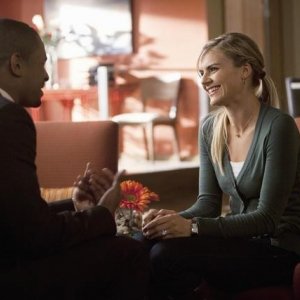 Damon Wayans Jr. e Elisha Cuthbert nell'episodio Your Couples Friends & Neighbor di Happy Endings