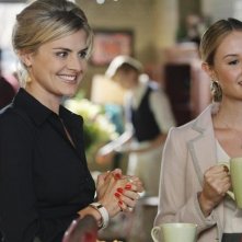 Eliza Coupe e Caitlin Thompson nel pilot di Happy Endings