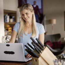 Eliza Coupe nell'episodio Your Couples Friends & Neighbor di Happy Endings