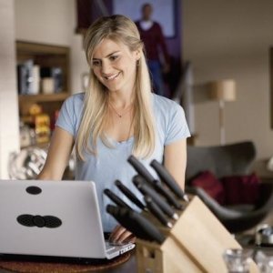 Eliza Coupe nell'episodio Your Couples Friends & Neighbor di Happy Endings