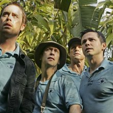 James Murray, Tim Blake Nelson, Eric Close e Freddy Rodriguez in una scena della serie Chaos