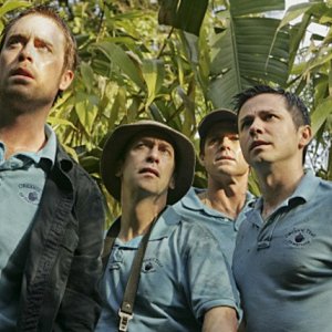 James Murray, Tim Blake Nelson, Eric Close e Freddy Rodriguez in una scena della serie Chaos