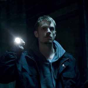 Joel Kinnaman nella serie The Killing