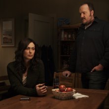 Michelle Forbes e Brent Sexton nella serie The Killing